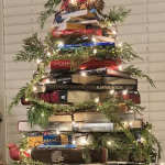 könyvekből karácsonyfa vágott