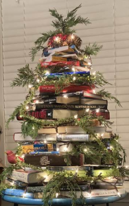 könyvekből karácsonyfa vágott